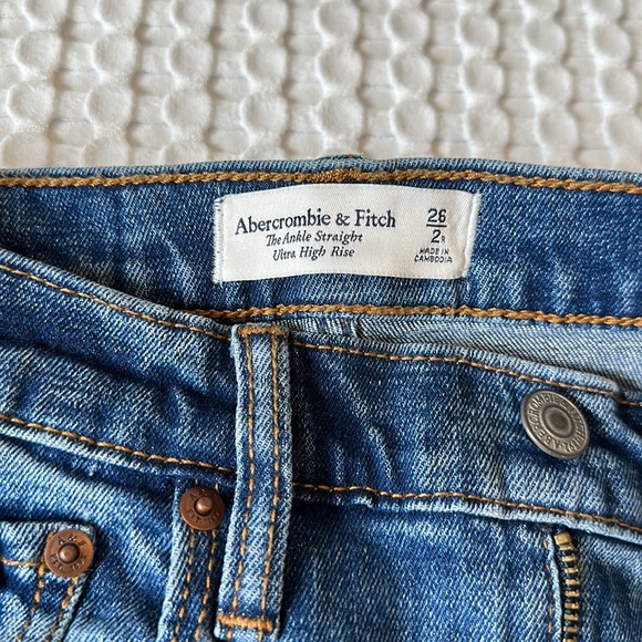 Abercrombie & Fitch Ultra High-Rise Ankle Straight Jean - Picture 5 of 12